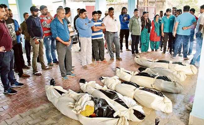 कुजू में सड़क दुर्घटना, इनोवा में फंसे थे लोग और ग्रामीण लूट रहे थे सामान