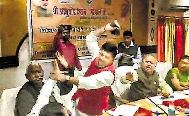 ''जूतेमार सांसद'' शरद त्रिपाठी को लेकर दिग्विजय ने कसा पीएम मोदी पर तंज, किया यह VIDEO ट्वीट