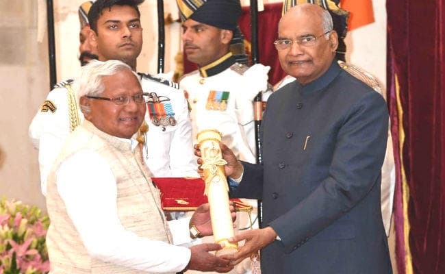 राष्ट्रपति के हाथों पद्मभूषण सम्मान से सम्मानित हुए खूंटी के सांसद कड़िया मुंडा