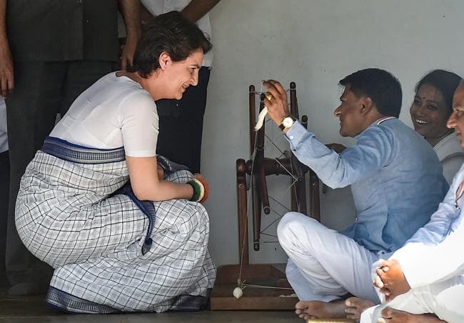 पहली बार कांग्रेस की नवनियुक्त महासचिव प्रियंका गांधी ने CWC की बैठक में लिया हिस्सा