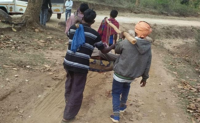 गोमिया : पथ के अभाव में 7 KM खाट में रख आदिवासी गर्भवती महिला को लाया गया अस्पताल, तब बची जान