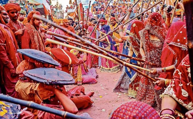 बरसाने में हुई लट्ठमार होली, हजारों विदेशियों ने लिया आनंद