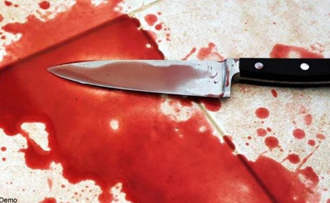 पिता को मुखाग्नि देने के लिए भिड़े तीन बेटे, भतीजे को चाकू घोंपा