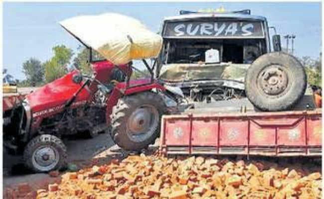 तेज रफ्तार बस ने ट्रैक्टर में मारी टक्कर
