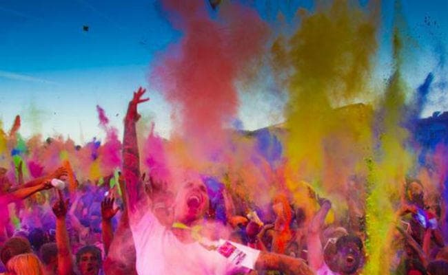 आगाज नावा बिहान के साथ प्रकृति की छटा व रंगों की बौछार से