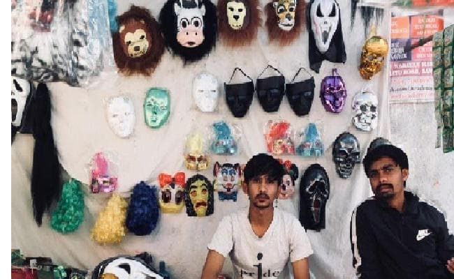 जानिये कैसा है होली का बाजार, विग और मोदी मास्क की कैसी है डिमांड