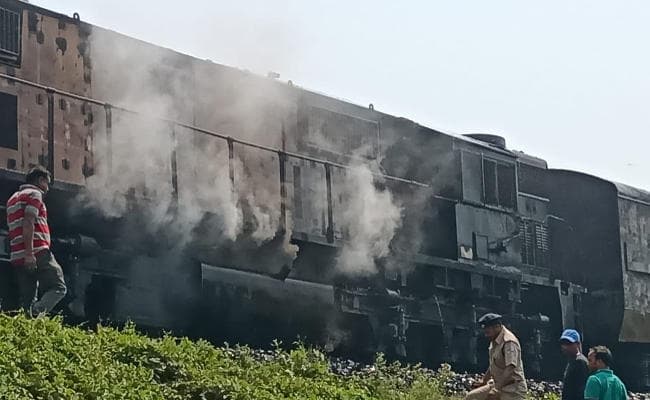 पश्चिम बंगाल में चंडीगढ़-डिब्रूगढ़ एक्सप्रेस के इंजन व यात्री बोगी में आग, दो के मरने की खबर