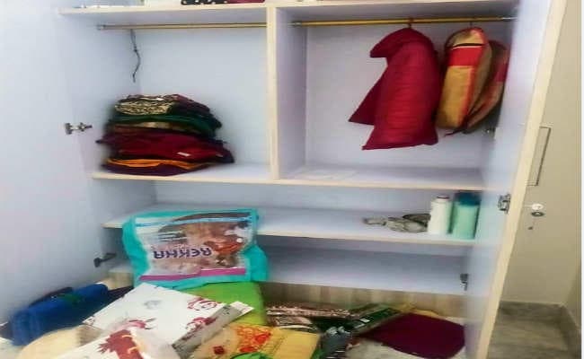 चोरों ने फ्रिज में रखी मिठाई व दही खायी और ले गये दस लाख के आभूषण व कीमती सामान