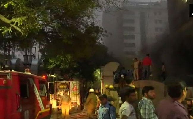 दिल्ली : एम्स ट्रॉमा सेंटर में लगी आग, मरीजों में दहशत