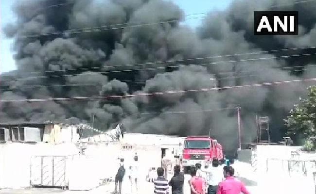 ग्रेटर नोएडा की फैक्टरी में लगी भीषण आग