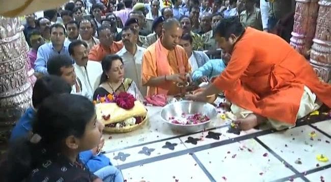 हेमा मालिनी ने नामांकन से पहले यूपी के सीएम योगी संग की पूजा