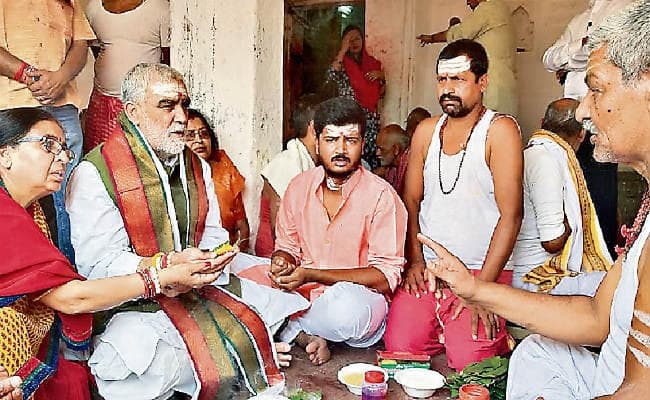 देवघर : केंद्रीय मंत्री अश्विनी चौबे ने बाबा का किया दुग्धाभिषेक