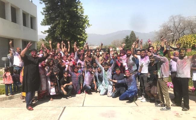 पाकिस्तान के खैबर पख्तूनख्वा में लोगों ने होली मनायी