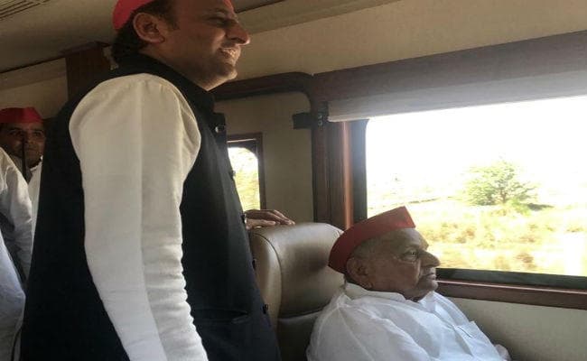 मुलायम सिंह यादव दाखिल करने जा रहे थे नामांकन, रास्ते में मिला हैंड ग्रेनेट, रूट बदला