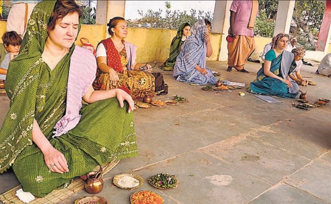 गया : विदेशी सैलानियों ने किया पिंडदान