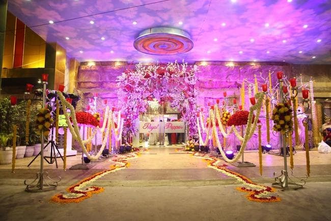 बढ़ते कोरोना संक्रमितों के भय से शादियां टलीं, 25 प्रतिशत मैरेज हॉल की बुकिंग हुई रद्द