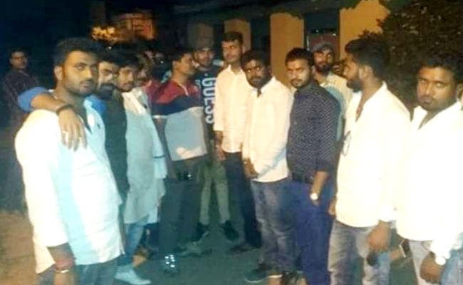 धमकी मामला : तेज प्रताप के समर्थकों का गोह थाने में रात भर हाईवोल्टेज ड्रामा, आरोपित की गिरफ्तारी की मांग