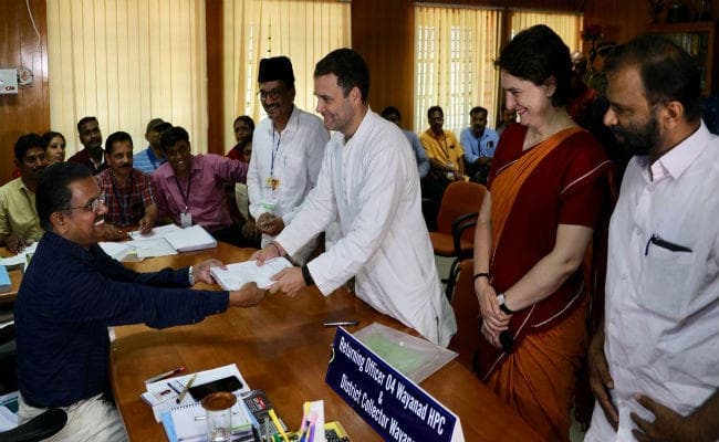 मोदी पर हमला बोलते हुए राहुल ने वायनाड से लड़ने की बतायी वजह, बोलीं प्रियंका- मेरे भाई का रखना ध्यान मोदी पर हमला बोलते हुए राहुल ने वायनाड से लड़ने की बतायी वजह, बोलीं प्रियंका- मेरे भाई का रखना ध्यान
