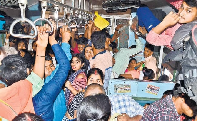 पटना : ट्रेनों में महिला सुरक्षा के नाम पर हो रही है खानापूर्ति, महिलाओं के कोच में पुरुषों का कब्जा