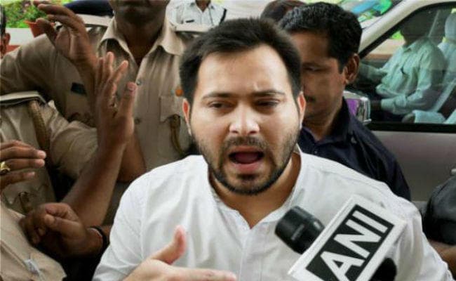 लालू प्रसाद से मिलने आये छोटे बेटे तेजस्वी को सुरक्षाकर्मियों ने रोका, बैरंग लौटे