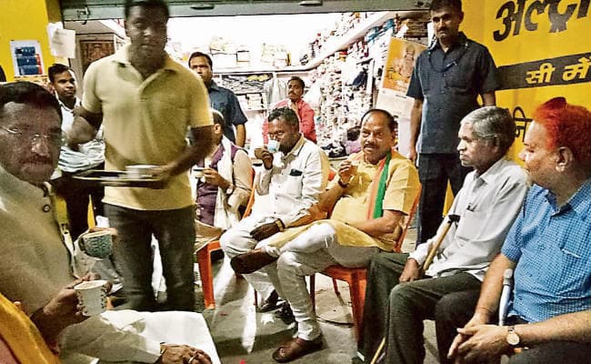 .....जब मनिका में सीएम रघुवर दास की गाड़ी पंक्चर, दो किमी पैदल चले