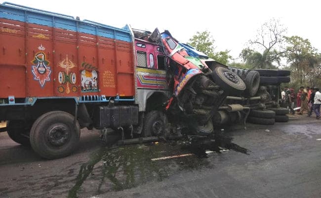 धनबाद में दो ट्रकों की भिड़ंत, एक ड्राइवर दो घंटे तक स्टेयरिंग में दबा रहा
