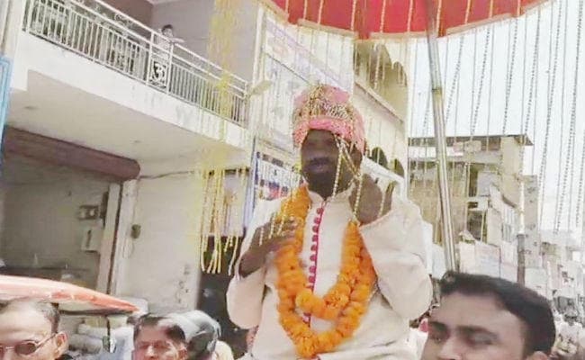 लोकसभा चुनाव 2019 : दूल्हा बनकर नामांकन कराने गये प्रत्याशी पर FIR