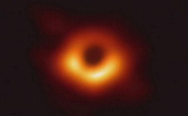 Black Hole Image : पहली बार कैमरे में कैद हुआ ब्लैक होल, दिखता है ऐसा…