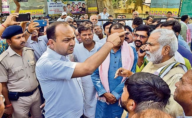 वैशाली : ....जब नामांकन के दौरान एसडीओ व रघुवंश में हुई नोकझोंक