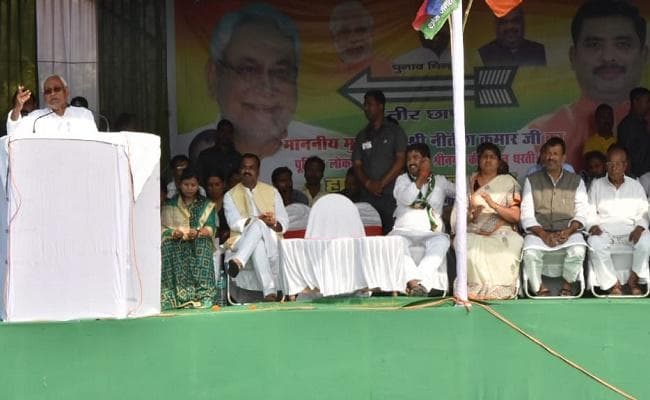 नीतीश का लालू परिवार पर तंज, कहा- पति-पत्नी के राज में 500 मेगावाट बिजली खपत होती थी और अब...