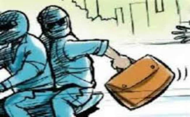 बाइक सवार अपराधियों ने शिक्षक से छीने सवा लाख