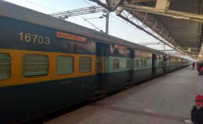 जनहित एक्सप्रेस से युवती कूदी, जख्मी