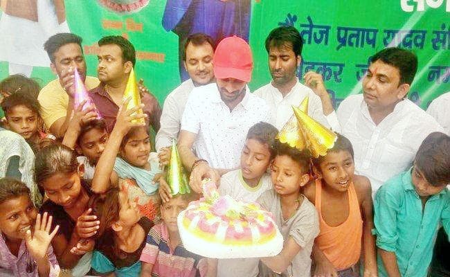 30 साल के हुए तेज प्रताप यादव, बधाई देनेवालों का लगा तांता