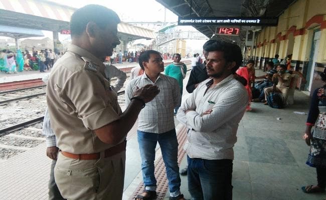 सुलतानगंज से बेतिया जा रही शिक्षिका की दो पुत्री ट्रेन से गायब, रेल पुलिस ने कहा- खुद खोज लो, मिल जायेगी