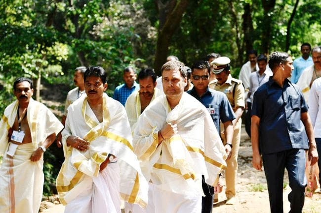 Wayanad: नंगे पांव, पथरीले रास्ते से होते हुए राहुल गांधी पहुंचे तिरुनेली मंदिर