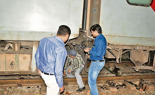 प्रीमियम ट्रेन है राजधानी एक्सप्रेस, भाड़ा हवाई जहाज से भी ज्यादा, इसके बावजूद इतनी बड़ी लापरवाही कैसे