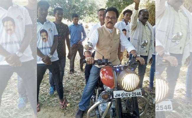 बुलेट से वोट मांगने गांव पहुंचे सुखदेव भगत, वृद्ध महिला ने कहा - बेटा चुनाव जीतबे होले मोइर घर बनवाए देबे