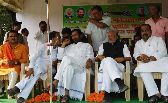 पासवान के निशाने पर लालू, कहा- चोरी कर खुद जेल में हैं और...