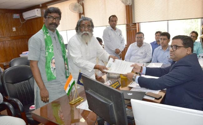 नौंवी बार लोकसभा पहुंचने की तैयारी में शिबू सोरेन, दुमका में किया नामांकन