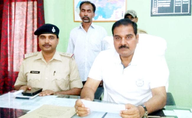 बीएमपी के तीन जवानों की हत्या करनेवाला हार्डकोर नक्सली गिरफ्तार, पूर्व मुखिया से मांगी थी लेवी, …देखें वीडियो