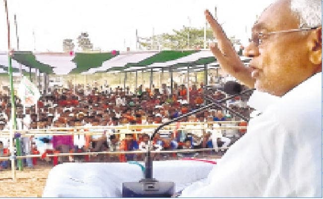 बाढ़ : ...जब नीतीश कुमार ने कहा, तेरह वर्षों की सेवा की मजदूरी मांगने आये हैं