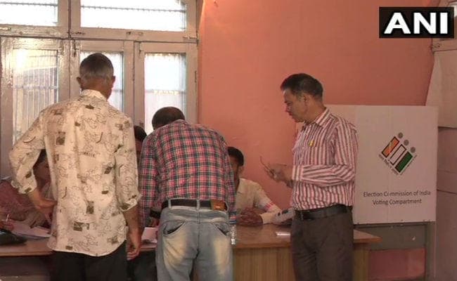 J&K: अनंतनाग सीट पर फीका रहा शुरुआती मतदान