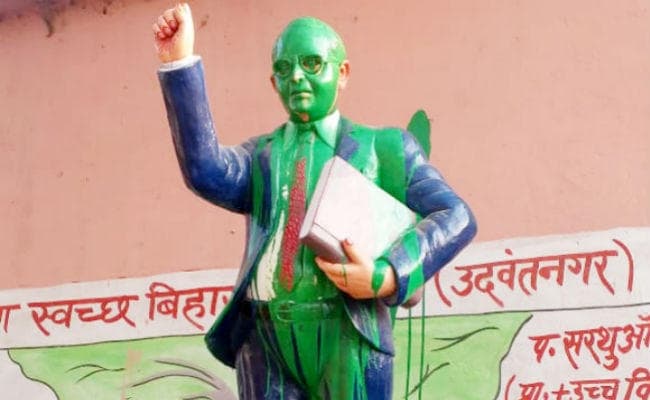 भोजपुर में सामाजिक सौहार्द्र बिगाड़ने की कोशिश, असामाजिक तत्वों ने आंबेडकर की प्रतिमा को हरे रंग में रंगा