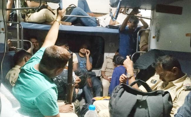 लोकसभा चुनाव : पुलिस जवानों ने ट्रेन में जमाया अवैध कब्जा, यात्रियों को होना पड़ा वापस
