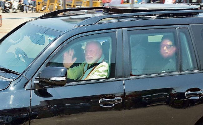 रांची से लौट रहे पीएम को देख लोगों ने मोदी-मोदी के नारे लगाये, उन्होंने भी हाथ हिलाकर किया अभिवादन