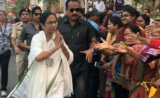 ममता ने बर्दवान शहर में किया रोड शो, उमड़ा हुजूम, पुलिस का सुरक्षा घेरा तोड़ कर लोगों से मिलीं मुख्यमंत्री