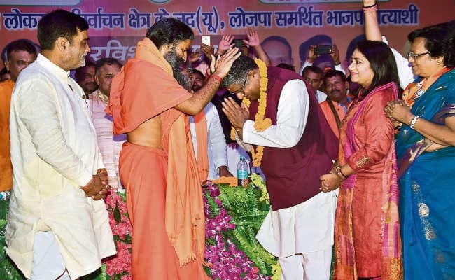 पटना : रामदेव ने दिया रविशंकर को जीत का आशीर्वाद