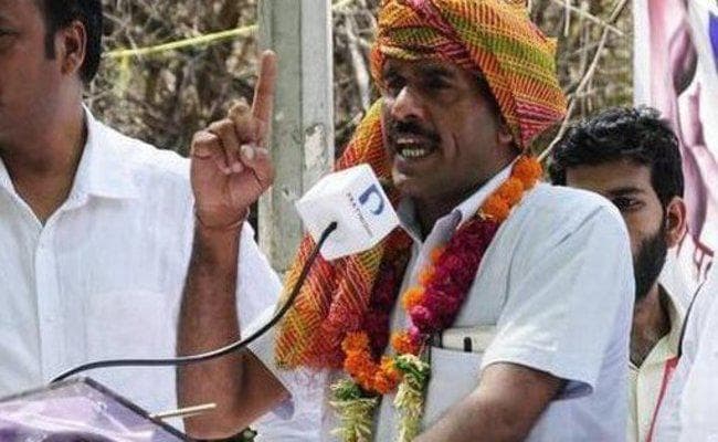 सपा ने मोदी के खिलाफ चुनाव लड़ रहे बर्खास्त बीएसएफ जवान को दिया टिकट