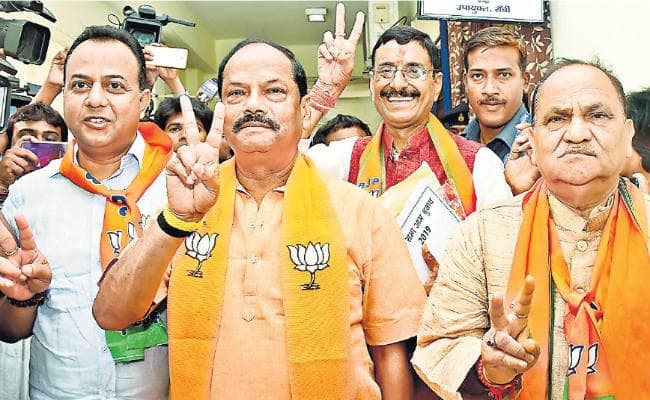 मुख्यमंत्री के साथ-साथ मंत्री भी चुनावी रण में बहा रहे हैं पसीना, 14 प्रत्याशियों की जिताने में लगे हुए हैं रघुवर कैबिनेट के 10 मंत्री