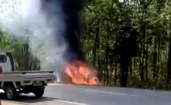 Jharkhand : रजरप्पा से पूजा कर लौट रही कार पेटरवार में जलकर राख, चार लोग थे सवार